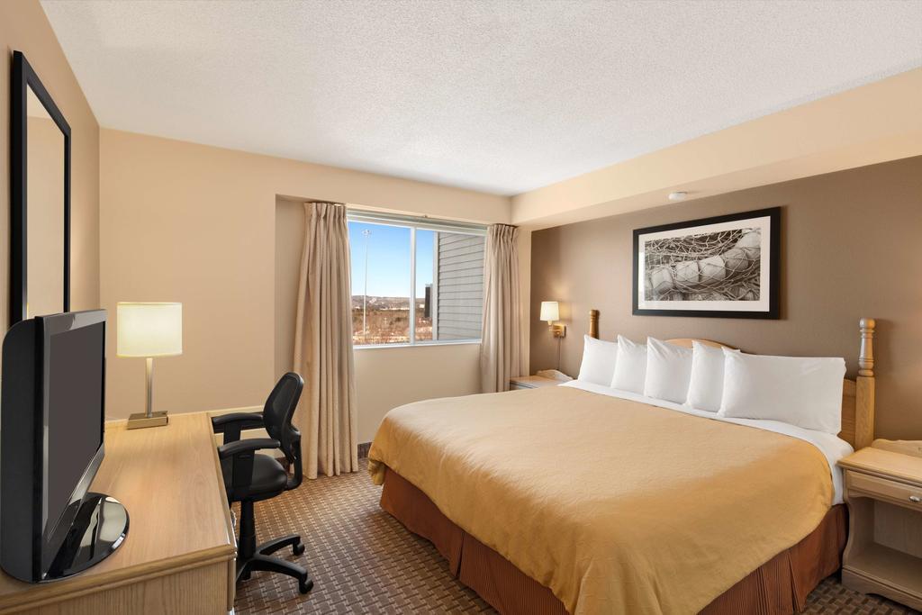 Country & Dartmouth Hotel